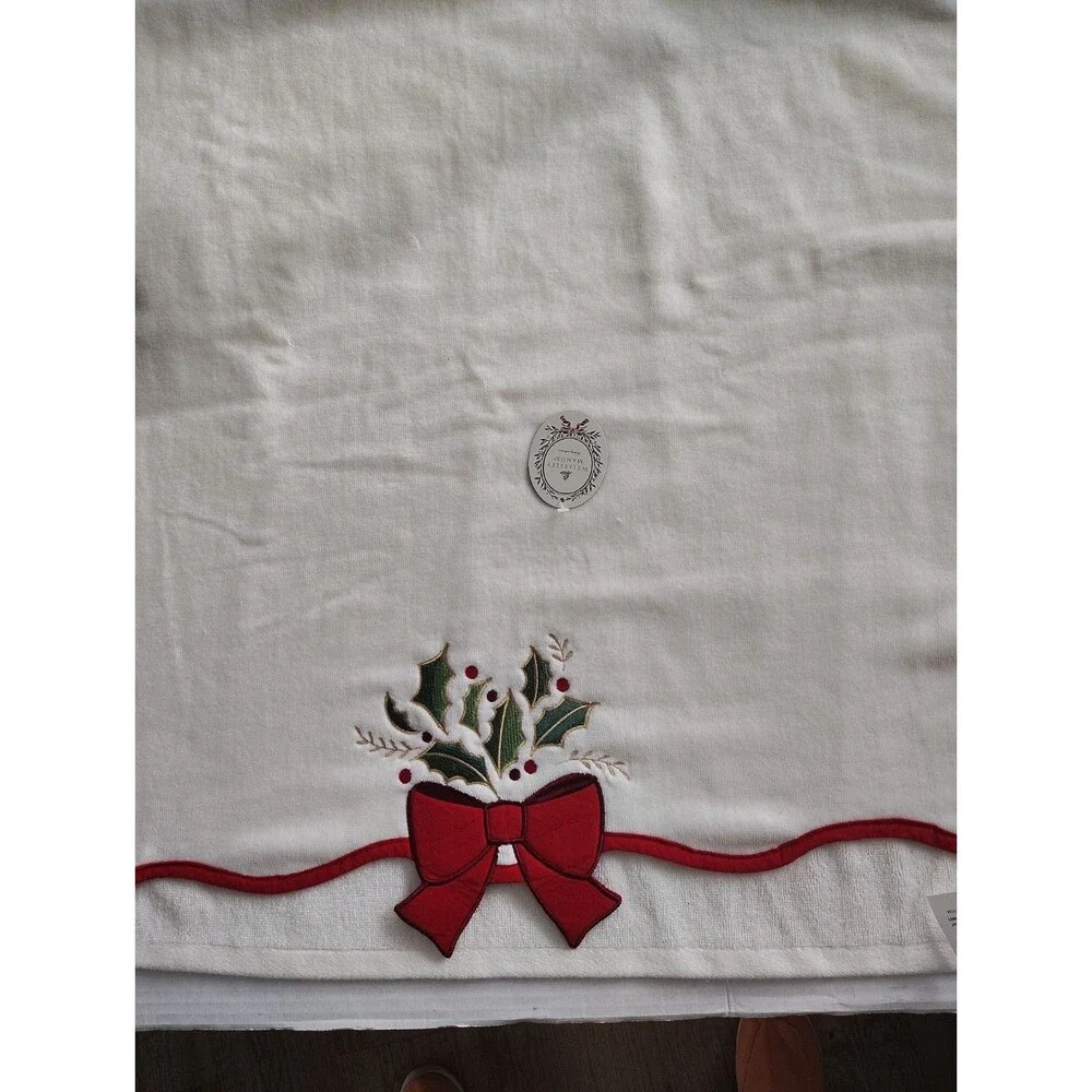 Wellesley Manor Christmas Decor Bath Towel 16x28 Embroidered Holly Red Bow NWT